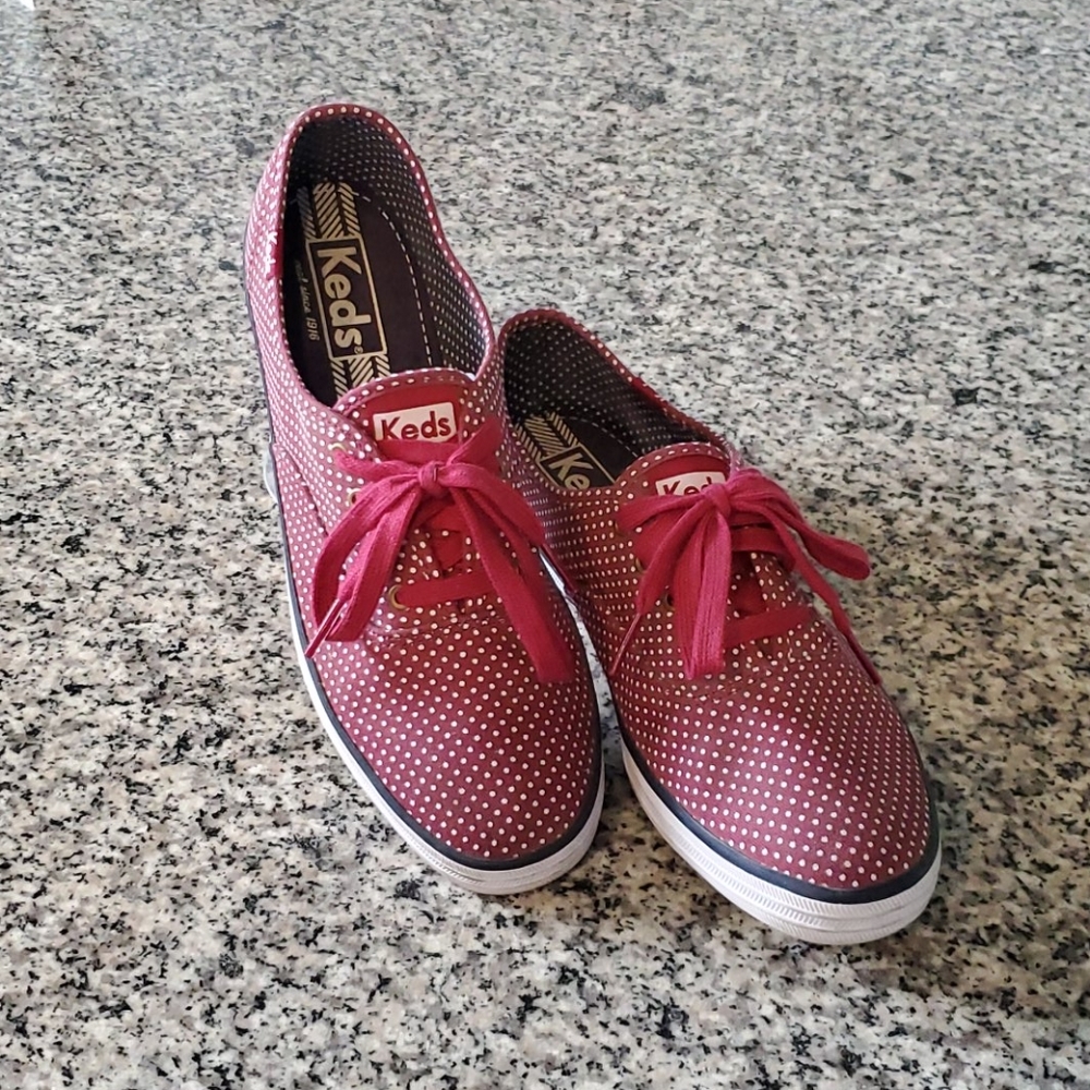 Keds - Cranberry with White polka dots